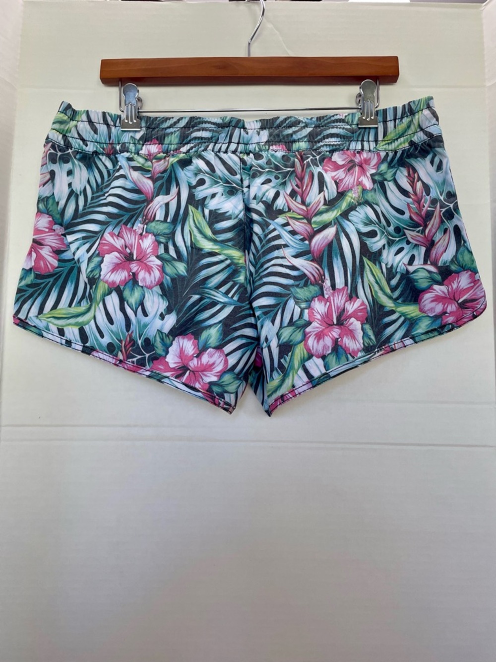 Salt Life Juniors/Women’s Tropical Floral Athletic Unlined Swim Shorts - Picture 4 of 6
